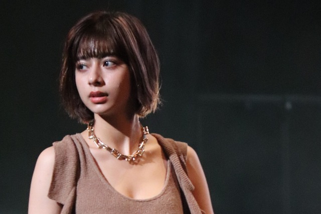 【TGC teen 2021】『JJ』モデル・小山ティナ、デコルテ美&胸元セクシー衣装でランウェイ 画像