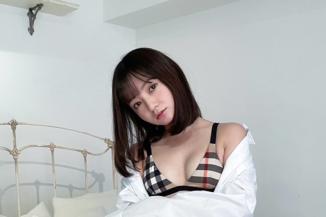 「彼氏のシャツ借りちゃいました……」西永彩奈、色気漂うセクシーショット公開 画像