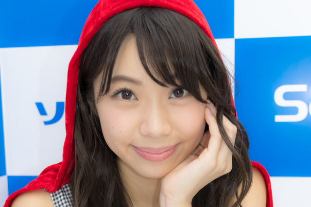 鈴木ふみ奈、小さすぎる赤ビキニのオフショ動画公開 画像