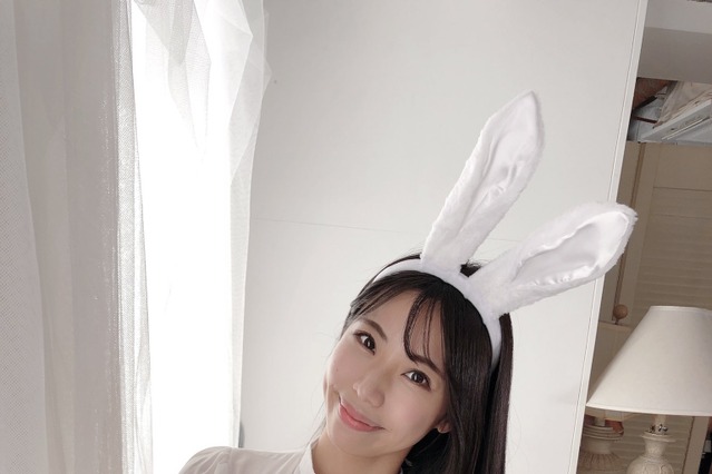鈴木ふみ奈、胸元露出のセクシーバニーコスプレ披露! 画像