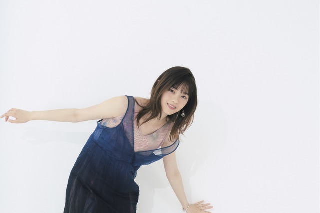 西野七瀬、夏らしい肌見せノースリーブで表紙＆グラビア 画像