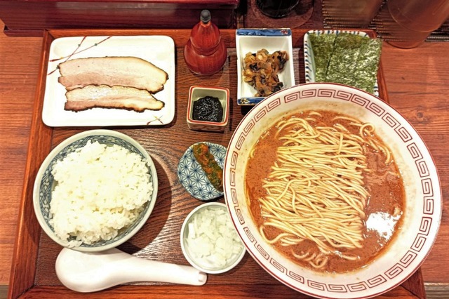 「栗」&「秋刀魚」味の斬新なラーメンが登場!「炭火焼濃厚中華そば 奥倫道」実食レポ! 画像