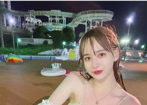 ナタリア聖奈、夜のプールでセクシーに肌見せ……SNSに水着オフショ公開！ 画像