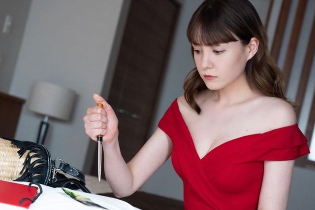 トリンドル玲奈、狂気漂う赤ドレスショットが美しい!手にはナイフで…… 画像