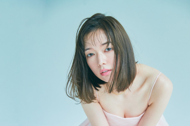 佐藤栞里がニョロモン披露!美バスト&ツヤ肌を大胆露出 画像
