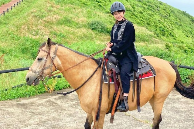 平祐奈の優雅な乗馬姿にファン「気持ちよさそう」「凄く上手」 画像