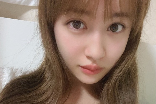 ナタリア聖奈、部屋着セクシーなショットをSNSに公開！…… 画像