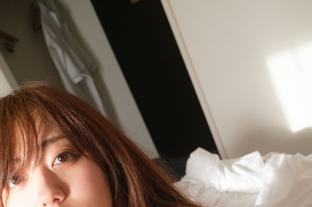 思い感じて!奥山かずさ、ひと味違うグラビアを3rd写真集で 画像
