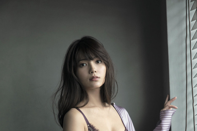 南里美希、人生初グラビアでランジェリーショットに挑戦！ 画像