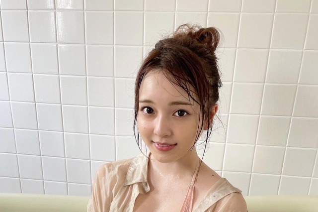 由良朱合がバスタブでしっとりセクシー……SNSで“濡れシャツ×ビキニ”姿を披露！ 画像