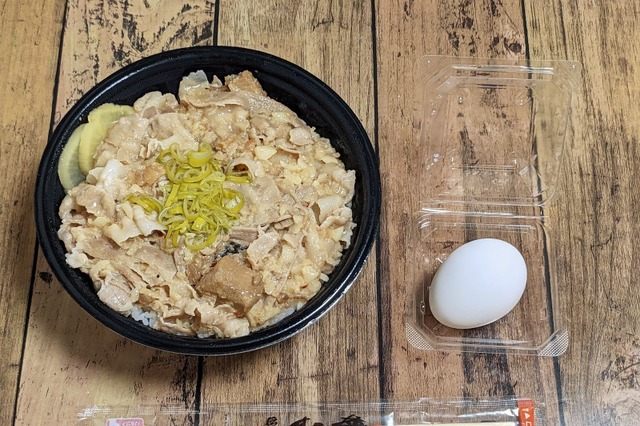 “コク旨ガッツリ”の特製丼「とんこつ背脂すた丼」を試食したらやみつきに！ 画像