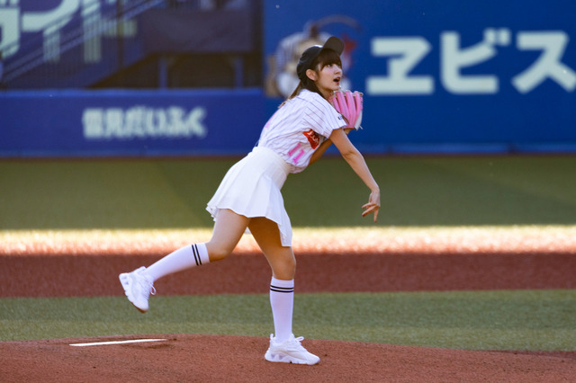 鈴木愛理、白ミニスカで始球式!ワンバウンド投球に「あと少し!悔しい!」 画像