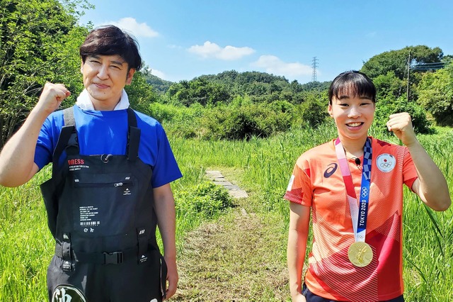 カエル好きで有名な入江聖奈選手、「池の水ぜんぶ抜く大作戦」に緊急参戦 画像