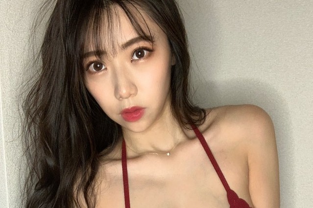鈴木ふみ奈、フォロワー23.7(ふみな)万人突破!記念に豊満バストの大胆ビキニショット披露! 画像