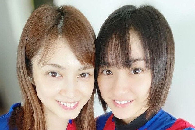 平祐奈「おかえりーーーーー!!」……姉・平愛梨とFC東京ユニフォームで密着ツーショット! 画像