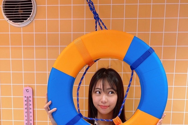 鈴木ふみ奈、超ミニスカショット公開！「太ももむちむちすぎ」にファン興奮 画像