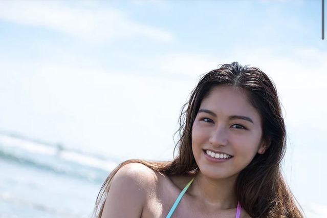 ハーフ美女・ロサリオ恵奈、褐色肌&迫力バストのセクシービキニショット披露! 画像