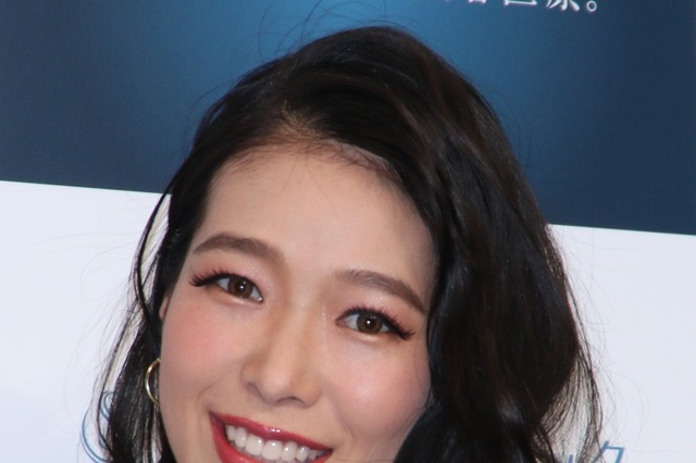 紅蘭、ヒョウ柄ビキニ姿の迫力バストに反響 画像