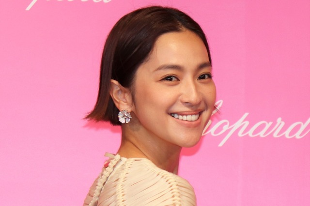 中村アン、美背中大胆露出のドレスで会場を魅了! 画像