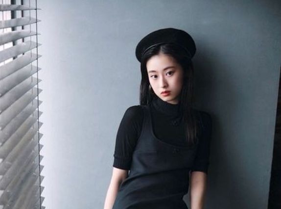 井本彩花、「原色美女図鑑」に登場！クールな雰囲気で美脚披露 画像