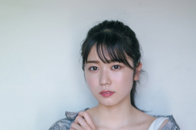 日向坂46・丹生明里、持ち前の愛嬌控え目「しっとりモード」で表紙＆グラビア登場 画像
