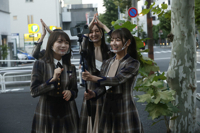 乃木坂46メンバー、全国の「~坂」駅にポスター貼りに!初のベストアルバム発売 画像