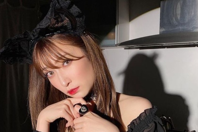 吉田朱里、網タイツ×ネコ耳でレアなセクシーハロウィンコスプレ披露！ 画像