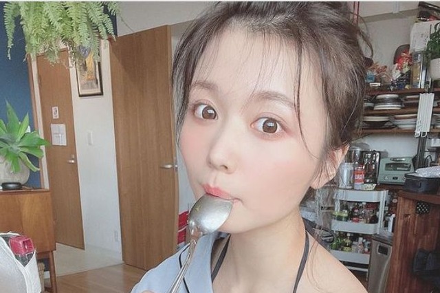小日向ゆか、はだけ衣装のセクシー肌見せショットにファン興奮 画像