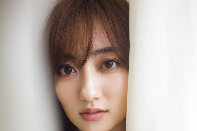 奥山かずさ、表紙＆巻頭グラビア！写真集発売記念で美バスト魅せる 画像