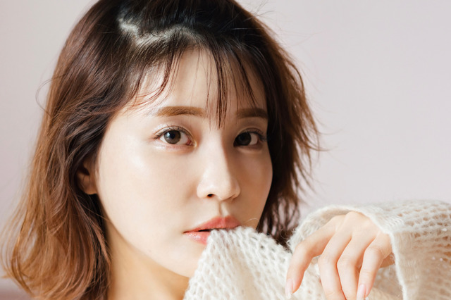 岸明日香、白ニットからGカップバストチラリ.....2022年カレンダー発売決定でメイキングも解禁 画像