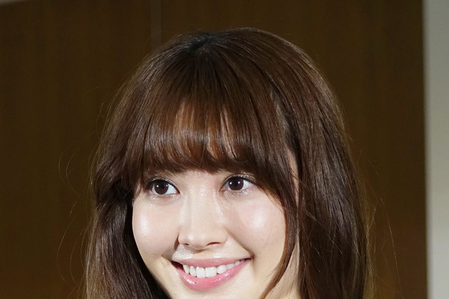 小嶋陽菜、ヒップライン際立つ超ミニワンピ姿を披露！ 画像