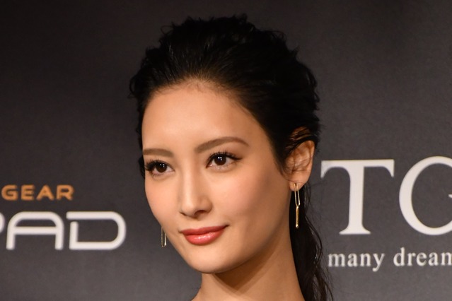 インスタ投稿の黒ビキニがスゴすぎる!菜々緒が美ボディ写真連投 画像