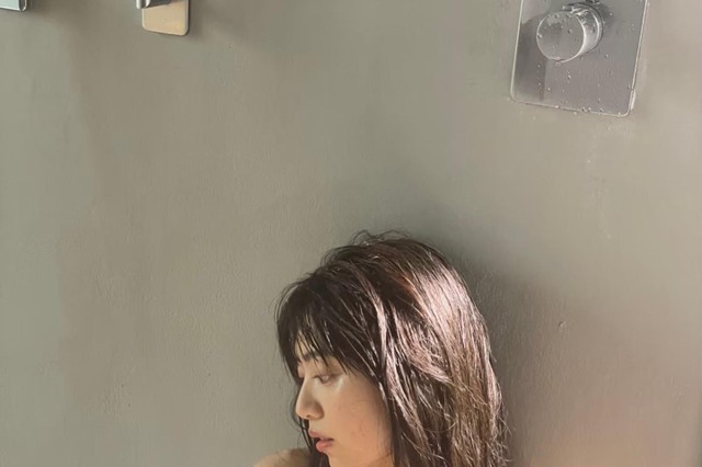 吉田莉桜、濡れ肌＆脱ぎかけTシャツのセクシー写真公開！ 画像