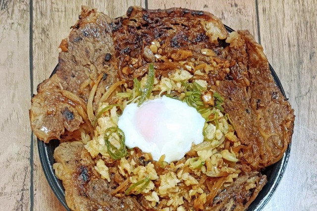 背脂たっぷりの“極上大判カルビ”が旨い！「すたみな極カルビステーキ丼」を実食! 画像