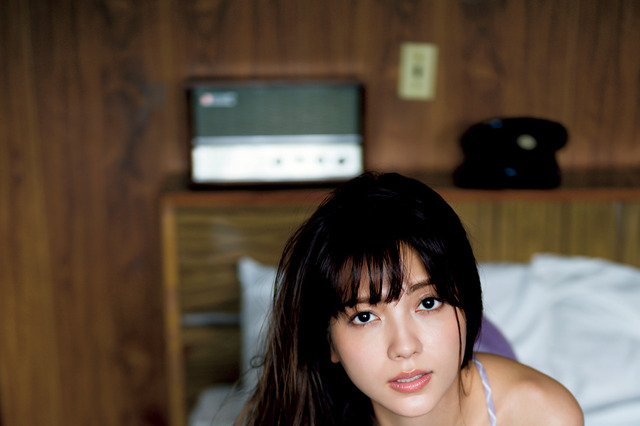 南里美希、初写真集で大人の色気！“ギリギリ最大限”の姿まで披露 画像