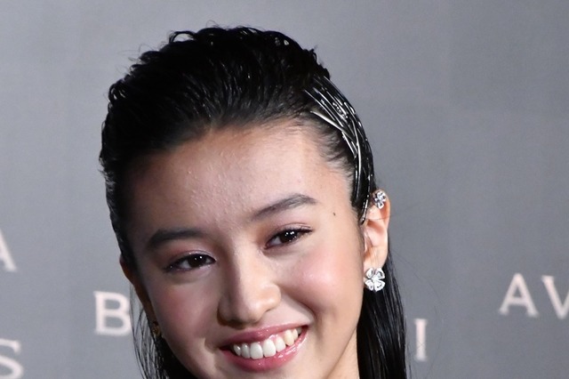 Koki,、黒タイツ×ミニスカの美脚カットをインスタに投稿! 画像