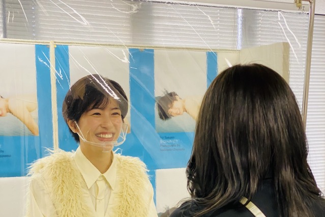 佐久間由衣が初写真集“サイン本お渡し会！「一生忘れないとてつもなく幸せな時間」 画像