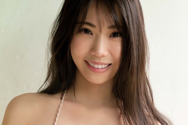 鈴木ふみ奈、“いいおっぱい”の2022年カレンダー表紙を公開! 画像