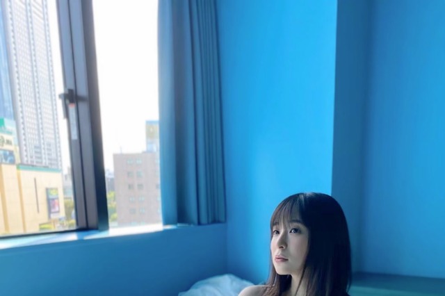 中崎絵梨奈、“脱ぎかけ”セクシーなビキニショット公開！「色っぽいね!!」「可愛すぎ」の声 画像