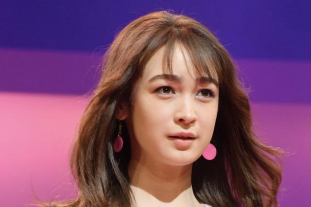 藤井サチ、美脚露出のロングブーツファッション披露！「セクシーすぎる～」「脚ながっ!!」 画像