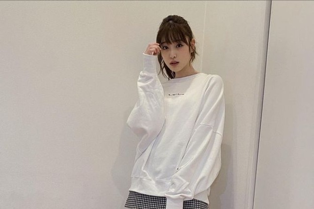 高橋ひかる、SNSで公開の萌え袖＆ミニ丈美脚にやられるファン続出！ 画像