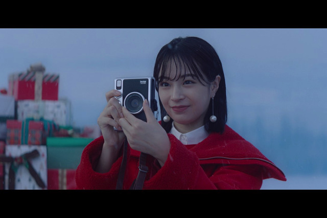 広瀬すず、新CMでキュートなサンタに！雪景色の中トラクターでプレゼント運ぶ… 画像