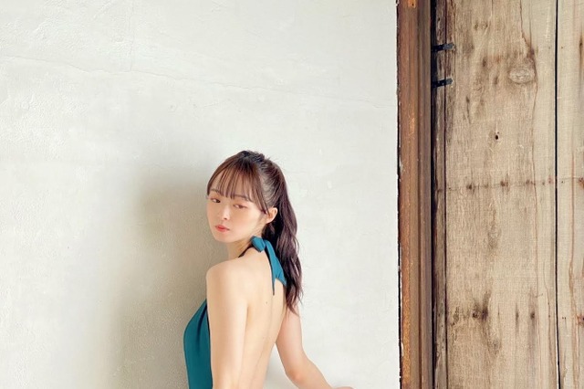 優希クロエ、美背中露出の大胆ショット公開!「見惚れちゃう」「とんでもなく美しい!」 画像