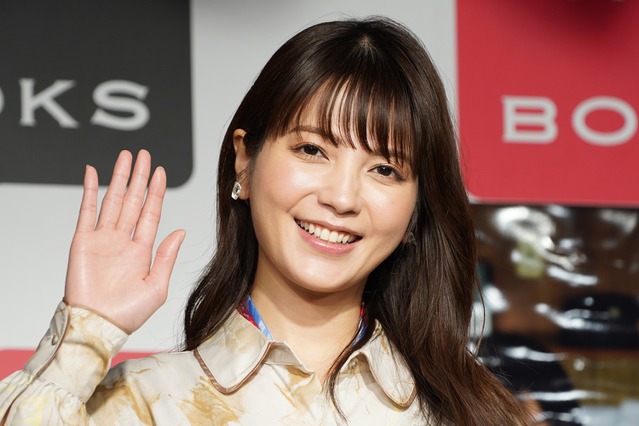 南里美希、1st写真集では「お尻を強化しました」!報道陣に“お尻スクワット”披露も 画像