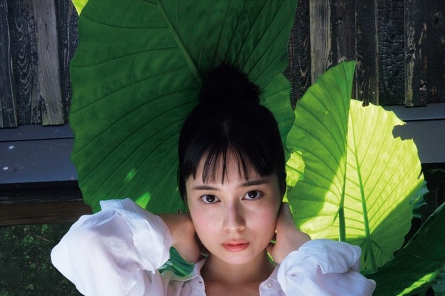 大久保桜子、2nd写真集発売決定!胸元ギリギリの表紙カットが公開に! 画像