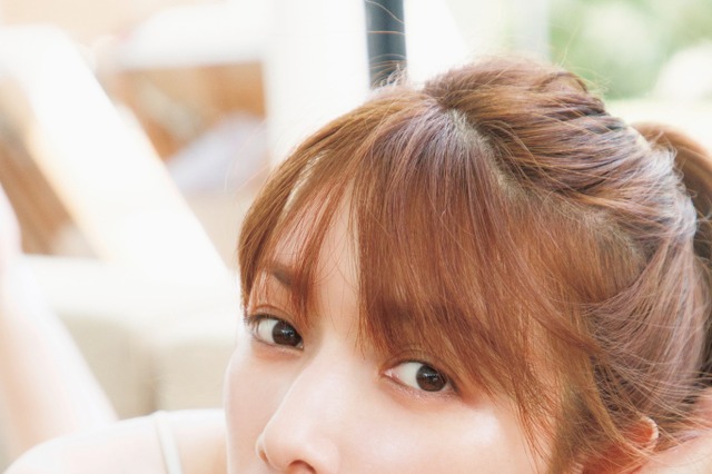 後藤真希、胸元セクシーな写真集秘蔵カットを女性誌で公開! 画像