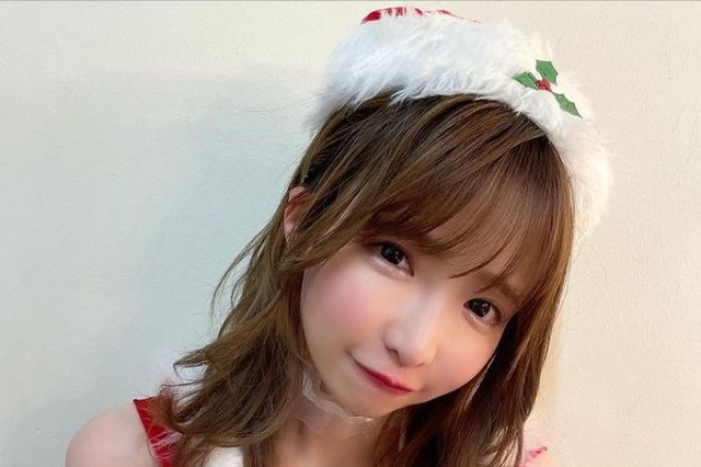「いっしょにクリスマス過ごしてくれへん?」もえあず、胸チラサンタコスに反響 画像