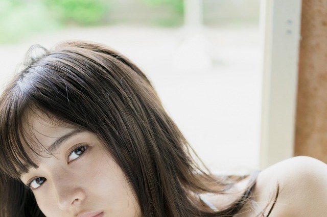 現役女子高生・黒嵜菜々子、制服や水着で青春のフレッシュグラビア！ 画像