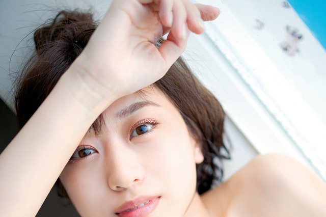 AKB48・篠崎彩奈、初のグラビアDVD発売決定!「早くみて欲しい反面、少し気恥ずかしい」 画像