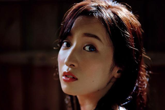 梅田彩佳、ベッドで大胆な露出に挑戦……2nd写真集発売決定 画像